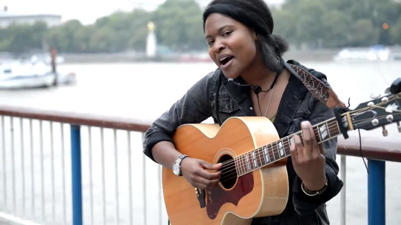 Talented busker sings tribute to unemployed youth