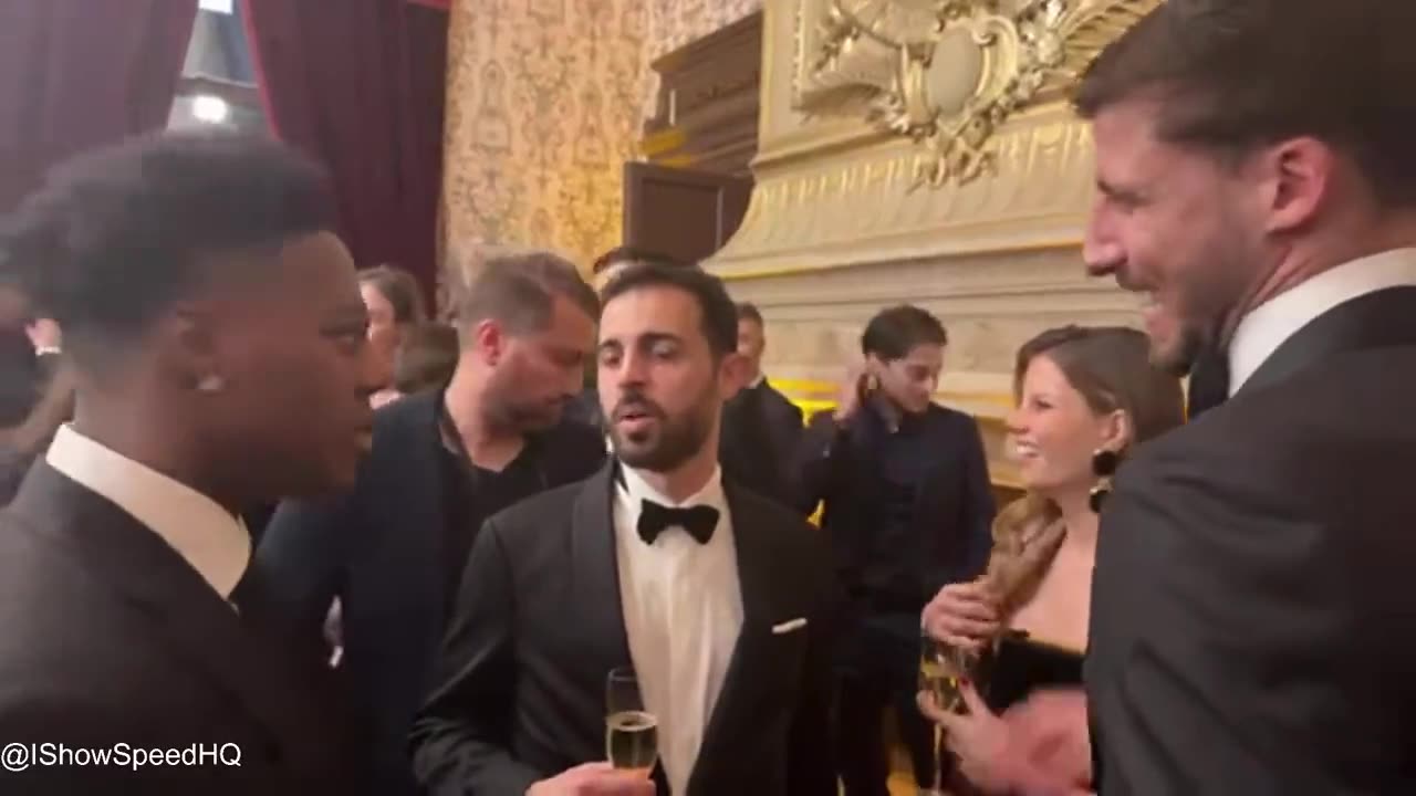 Speed tells Bernardo Silva and Ruben Dias that he's Portuguese