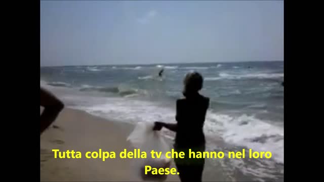 Un italiano al mare con una mascherina molto particolare