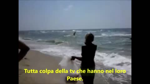 Un italiano al mare con una mascherina molto particolare