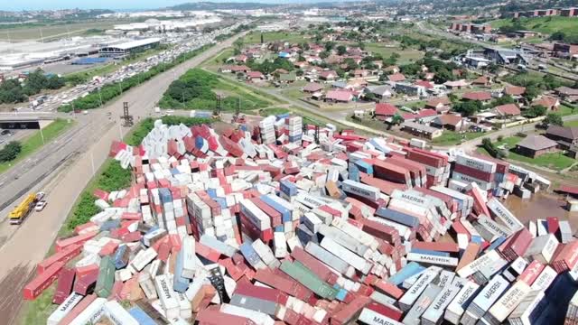 Centenas de contêineres foram levados pelas enchentes em Durban