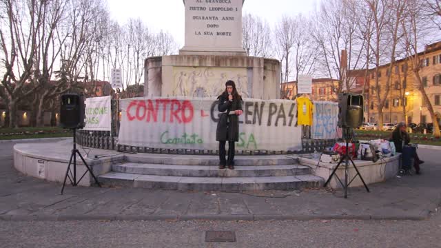 2022-02-26/07 - Manifestazione a Pisa. Intervento di Laura, Comitato Contro il Green Pass Pisa