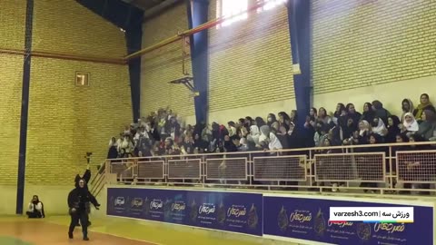 جو‌ بسیار زیبای هواداران در سالن فوتسال زنان
