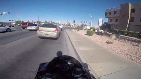 Yamaha R1 Runs from Cop Insane Police Chase