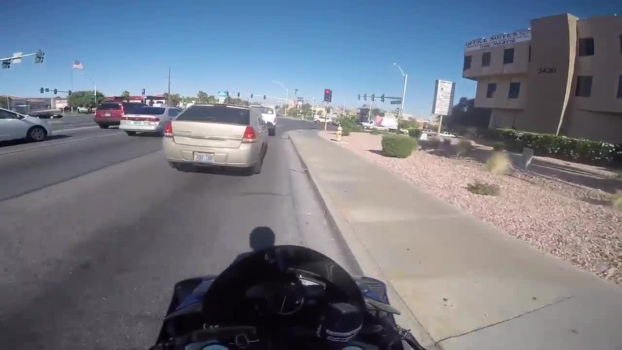 Yamaha R1 Runs from Cop Insane Police Chase