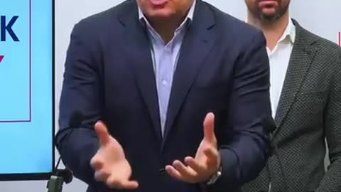 Předseda Smeru Robert Fico k novinářům