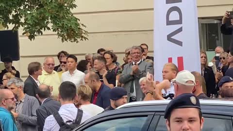 Alexander Van der Bellen wird in Wien ausgebuht 1/4