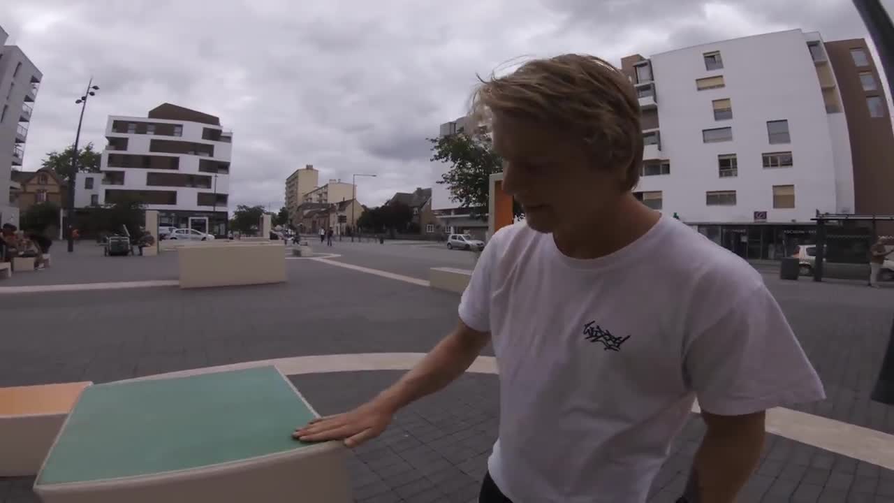 FRONTFLIP par DESSUS une STATION de MÉTRO - PARKOUR