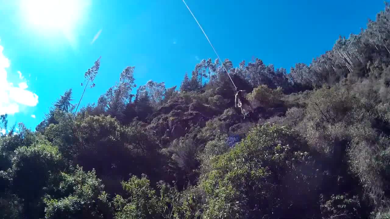 Brave Guy Does A 350 Foot 'Tarzan' Pendulum Jump