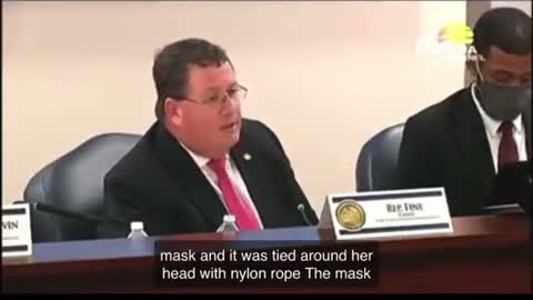 Pige med downsyndrom, får bundet en maske på hovedet med nylonreb