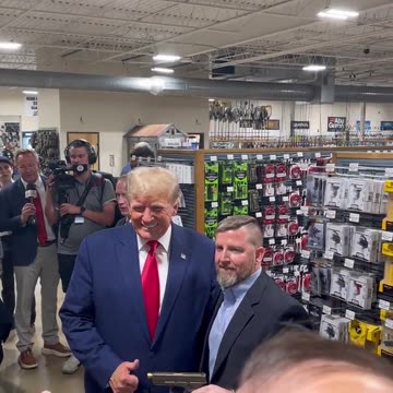Trump checks out a Glock in South Carolina, says 'I want to buy one'