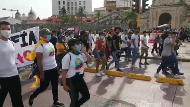 Estudiantes protestan desde la Torre del Reloj