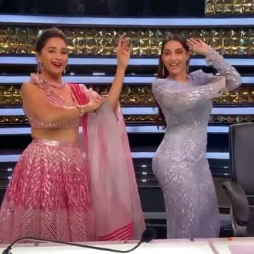 Adorable! #NoraFatehi cheers on as she and #MadhuriDixit recreate the #Dilbar hook step. 💃🏻