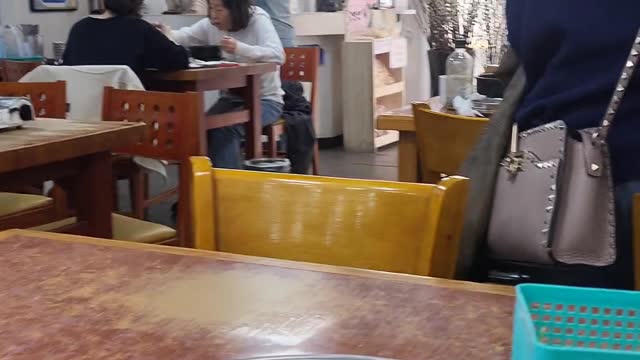 This is the oldest restaurant in Seoul.Ox bone soup (Sul-rong-tang)