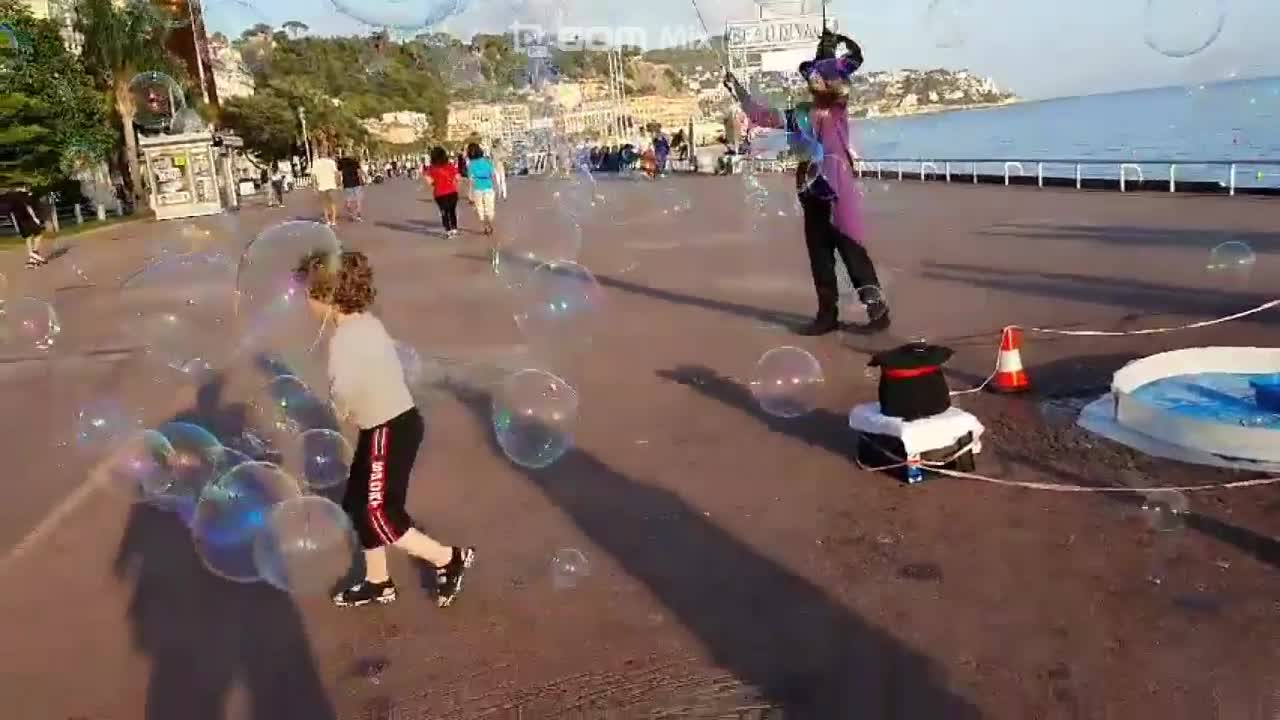 Happy kid in Nice