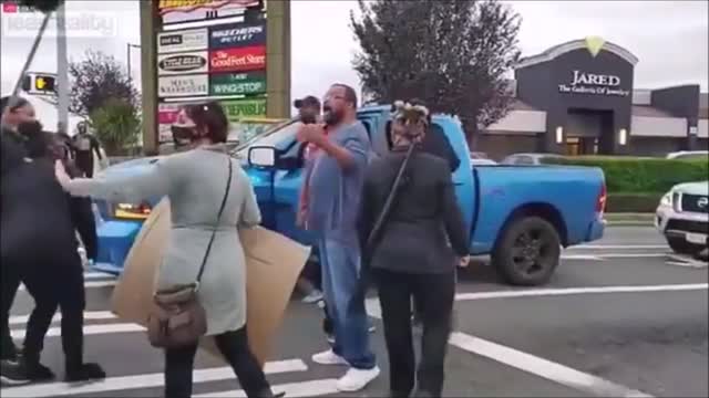 BREAKING : BLM Attack Random CAR At Lights !!! STAND UP TO THESE THUGS!! TNTV