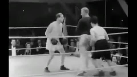 The funny boxing match that made spectators laughing and smiling while watching.