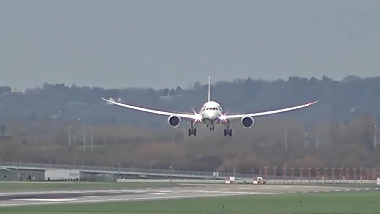 HEAVY CROSSWIND #Heathrow #Airport #Landing