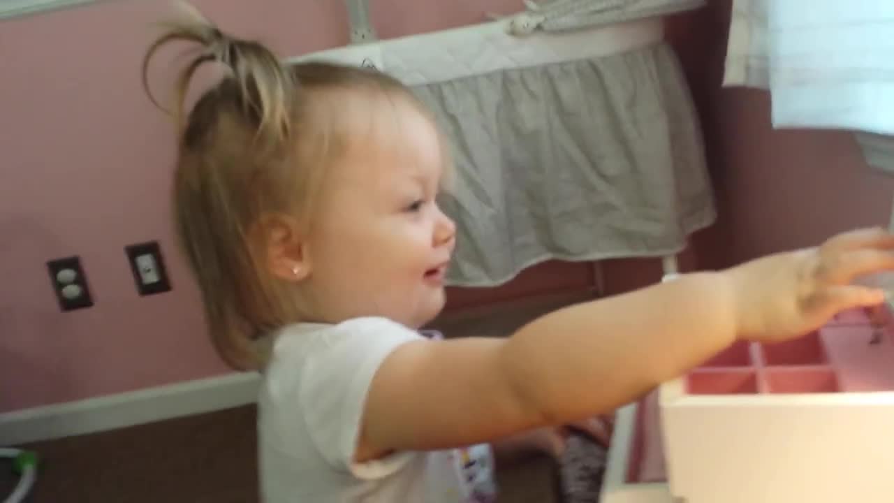 Toddler's heartwarming reaction to her first jewelry box