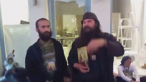 ΜΗΝ ΑΚΟΎΤΕ ΤΙ ΛΕΝΕ