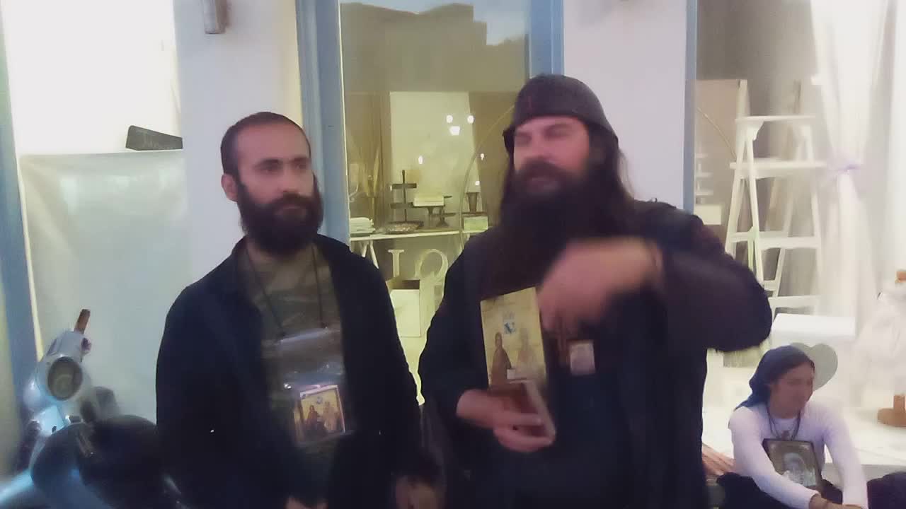 ΜΗΝ ΑΚΟΎΤΕ ΤΙ ΛΕΝΕ