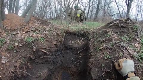 Intense Footage of Ukrainians Jumping On Russian Trenches While There Still Sleeping