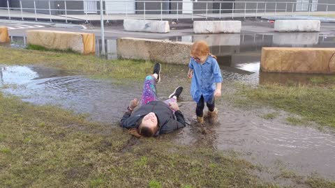 Mum Shows the Kids How it's Done