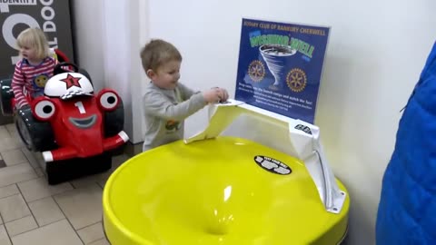 Interactive Learning: Kids’ Fun Coin Machine & Marble Funnel Exploration!