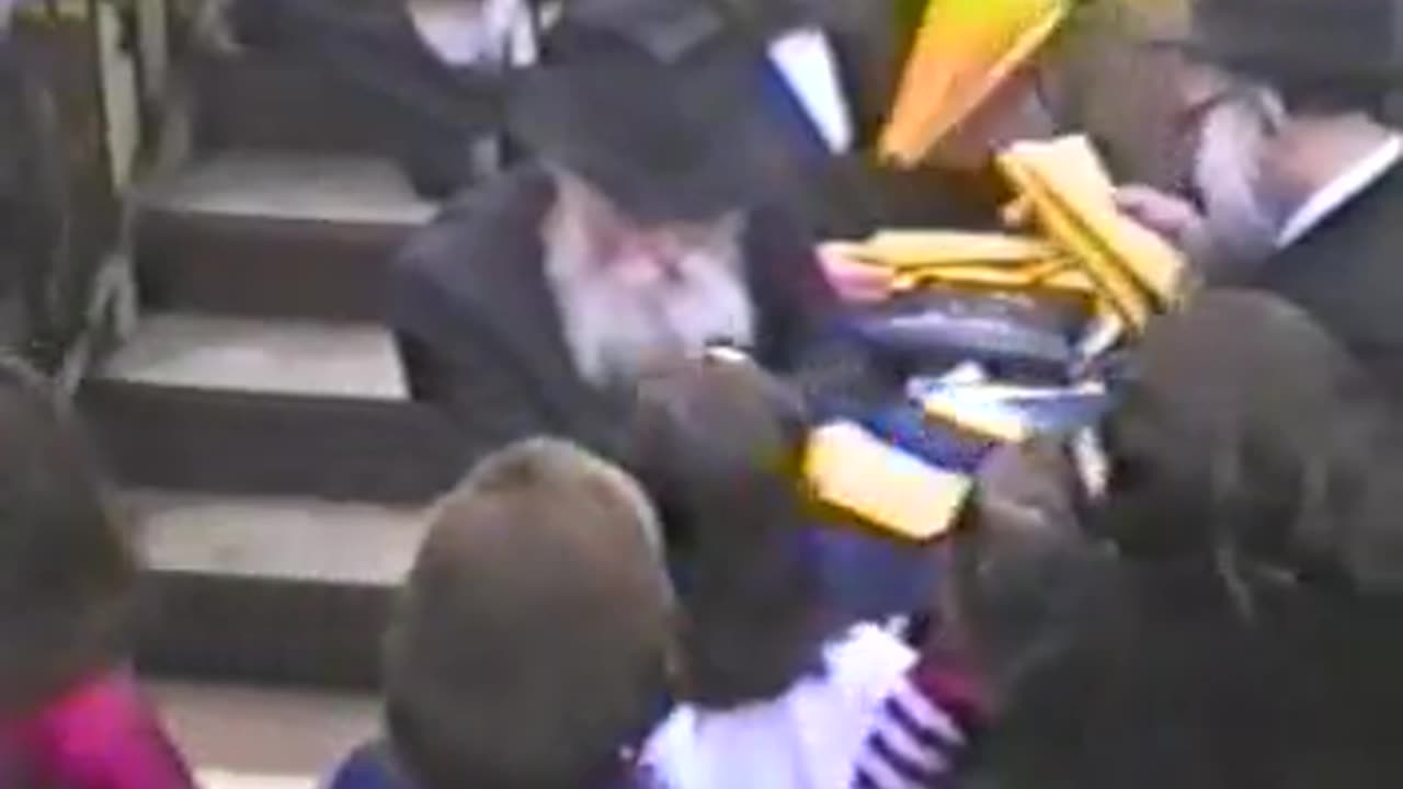 11. Vov Tishrei 5750, Mincha, Maariv, Sicha and distribution of Kuntres with Lekach = ו' תשרי תש"נ