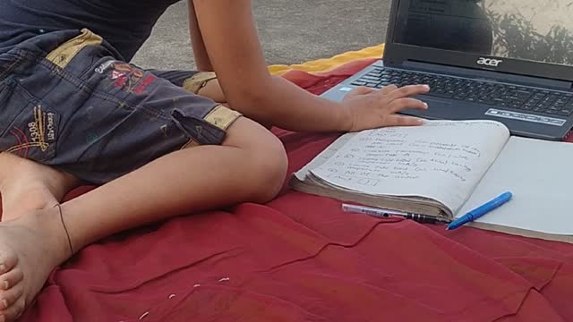 Small Kid playing game in Pc