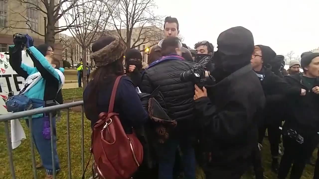 Jan 20 2017 DC 1.1 Antifa blocking inauguration entrance to people wanting to enter