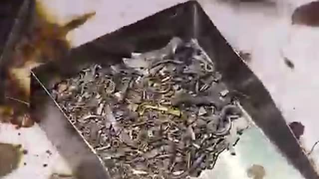 Extracting gold from trash to make a gold earrings