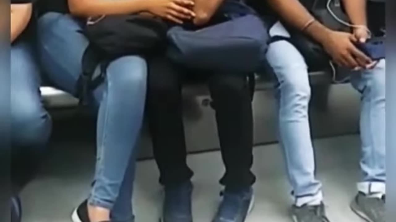 Delhi metro kissing scene #Hot #kiss#romantic#Love making