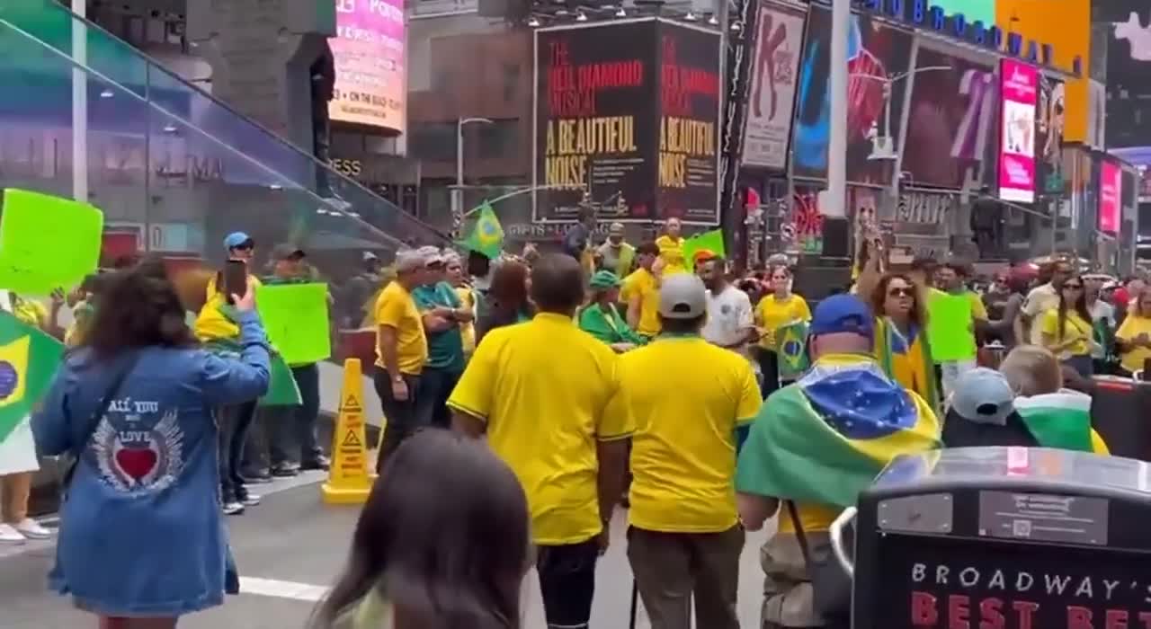 Manifestações Eleições 2022 - Patriotas Bolsonaristas protestando na Times Square, Brazil was stolen