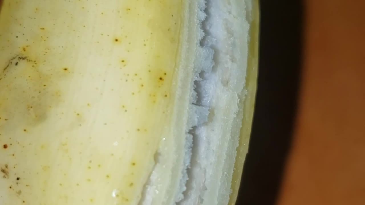 Peel a banana properly😋😋😋