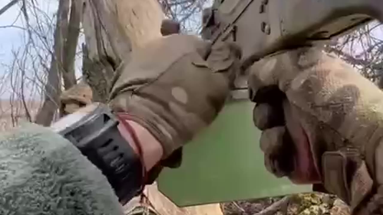 Ukrainian fighters on banderobuggies go to bring down occupants