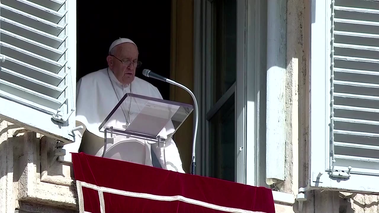 Pope Francis prays for Israel and Gaza