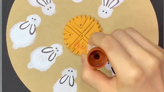 The cute rabbit also likes to eat sweet mooncakes