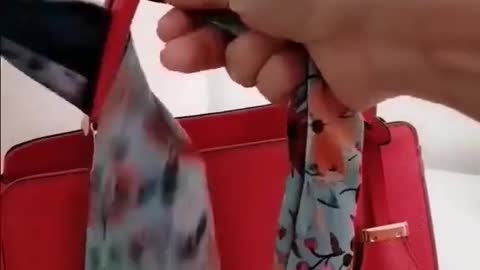 How to tie a beautiful bow to a handbag?