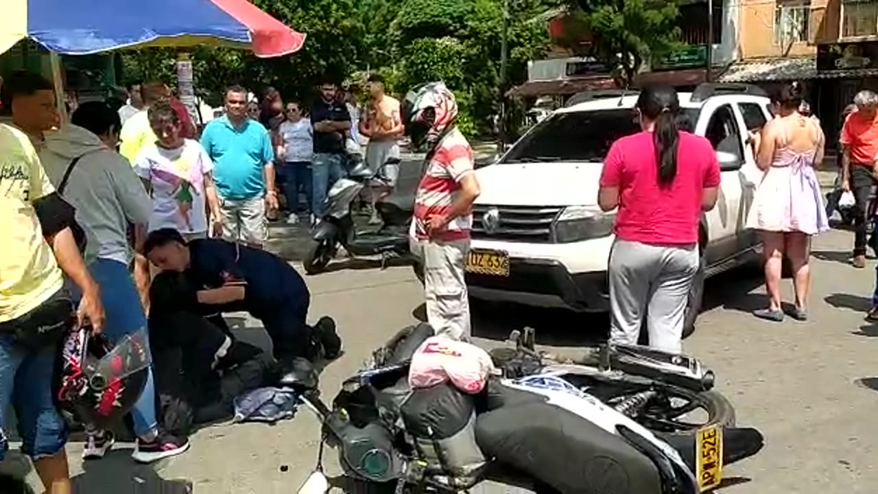 Accidente en la glorieta del consuelo en Giron
