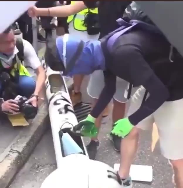 Hong Kong: people destroy facial recognition towers.