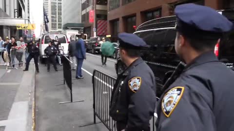 Hillary waves to crowds chanting 'lock her up and hang her high'