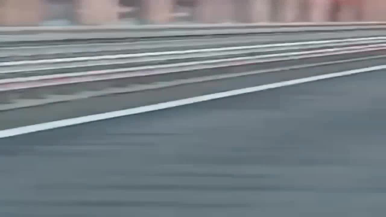 Auf der Krimbrücke, Oldtimer fahrend, - Nationales Anti-Terror-Komitee Russlands