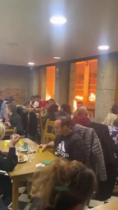 Rivoluzione francese: tutto brucia ma i servi si riconoscono.