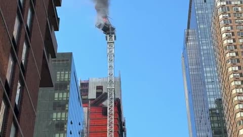 [USA] NYC Crane Collapses, Fall on the Road