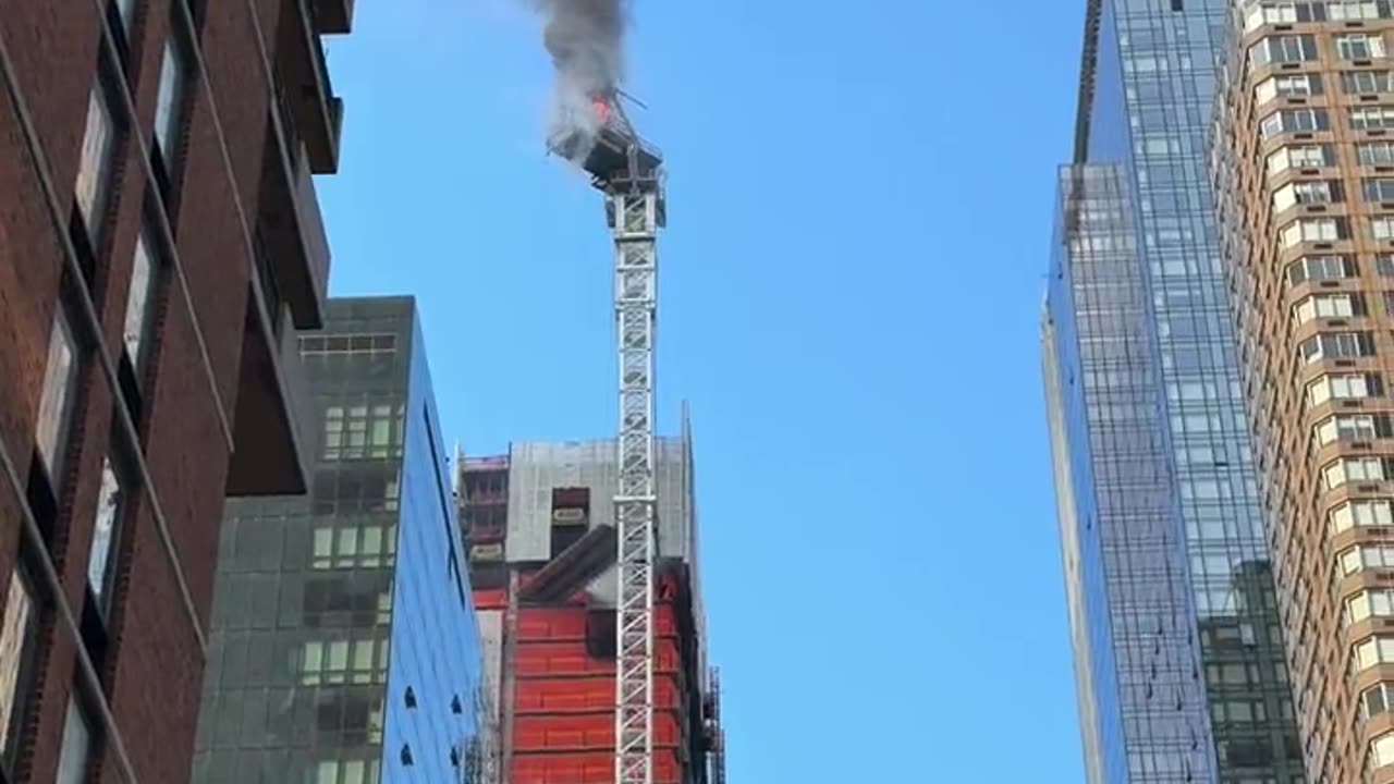 [USA] NYC Crane Collapses, Fall on the Road