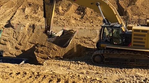 Cat 374 Digging