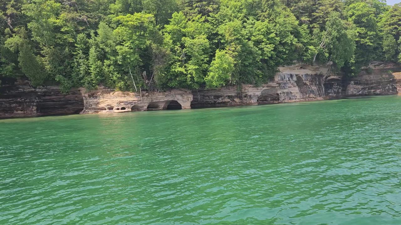 Munising Mi Glassbottom boat rocks