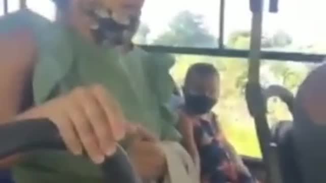 AGRESSÃO! Mulher é agredida em ônibus por outra mulher, só pq ela trabalha na Havan! 😡😡😡