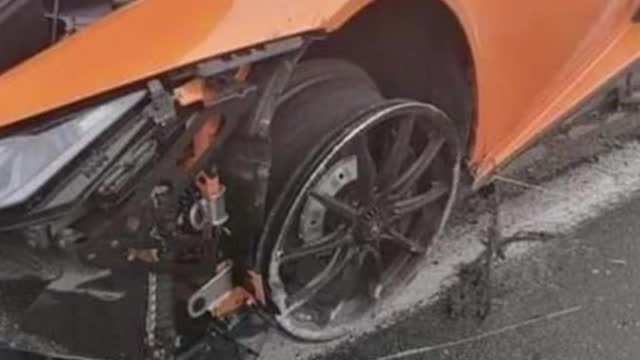 He blocks a highway with his Lamborghini during a wedding and ends up crashing (France)